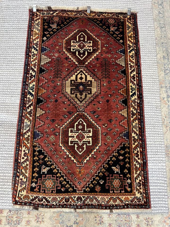 HAND KNOTTED PERSIAN SHIRAZ RUG 188X111 CM